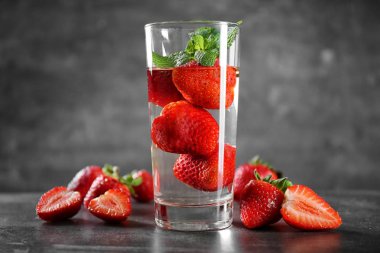 Taze çilek ile su 