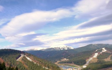 Dağları olan güzel bir manzara