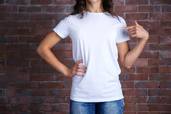 Молода жінка в порожній білій футболці — стокове фото