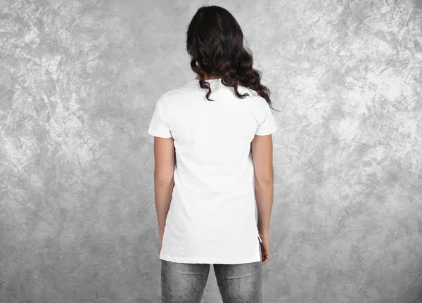 Jovem mulher em branco t-shirt — Fotografia de Stock