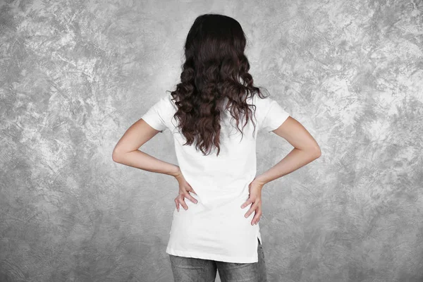 Jovem mulher em branco t-shirt — Fotografia de Stock