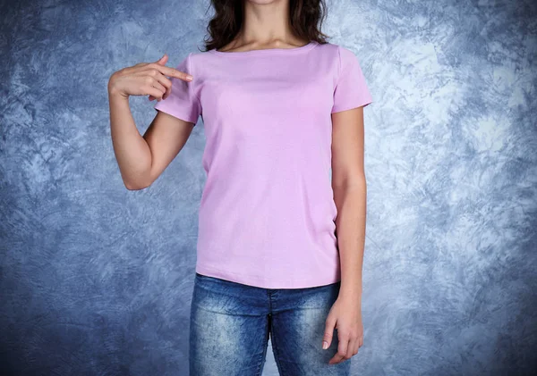 Mujer joven en camiseta rosa en blanco —  Fotos de Stock