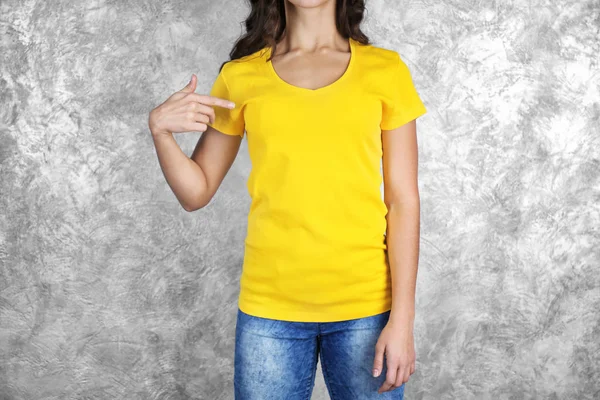 Mujer joven en blanco camiseta amarilla —  Fotos de Stock