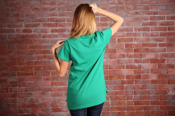 Jovem mulher em branco verde t-shirt — Fotografia de Stock
