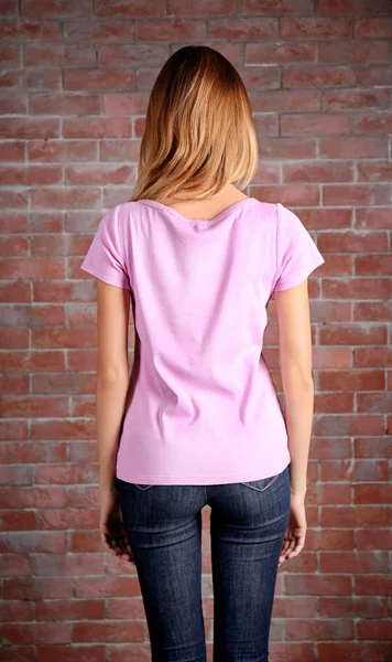 Mladá žena v prázdné Růžové tričko — Stock fotografie