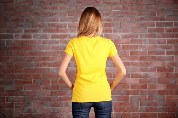 Jovem mulher em branco camiseta amarela — Fotografia de Stock