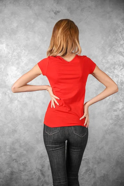 Jovem mulher em branco t-shirt vermelha — Fotografia de Stock