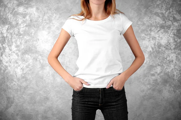 Mujer joven en camiseta blanca en blanco —  Fotos de Stock