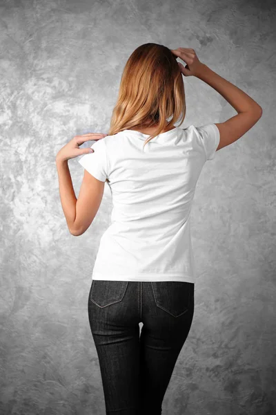 Jovem mulher em branco t-shirt — Fotografia de Stock