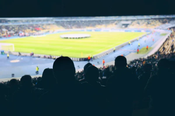 팬 들이 축구 경기를 보고 — 스톡 사진