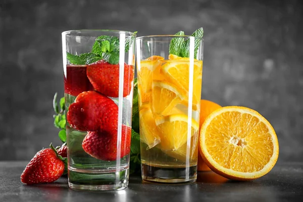 Víz, friss gyümölcsökkel — Stock Fotó