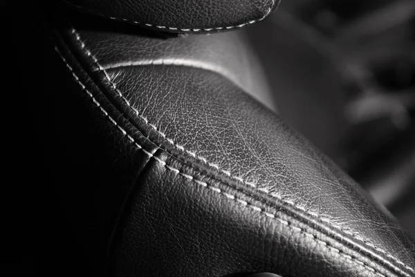 Assento de couro preto no interior do carro, close-up — Fotografia de Stock