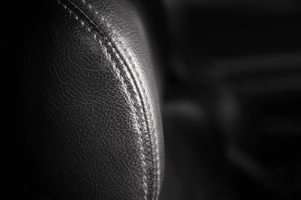 Czarne skórzane siedzenia w samochód wnętrza, zbliżenie — Zdjęcie stockowe