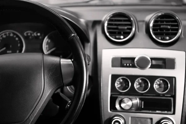 Close-up van het dashboard van de moderne auto — Stockfoto