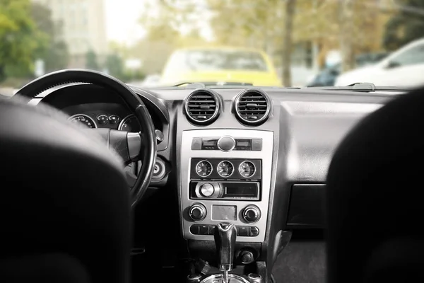 Primer plano del tablero de instrumentos de coches modernos — Foto de Stock