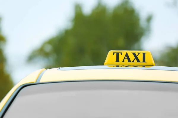 Znak taxi na dachu samochodu żółty — Zdjęcie stockowe