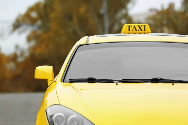 Voiture jaune avec panneau de taxi — Photo