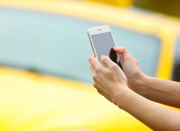 Mujer pidiendo taxi por teléfono celular — Foto de Stock