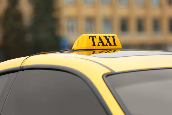 Sinal de táxi no telhado do carro amarelo — Fotografia de Stock