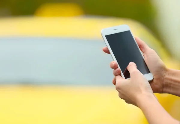 Mujer pidiendo taxi por teléfono celular — Foto de Stock