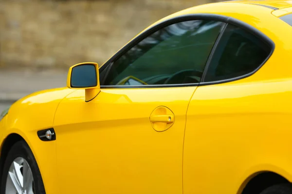 Moderno coche amarillo, al aire libre — Foto de Stock