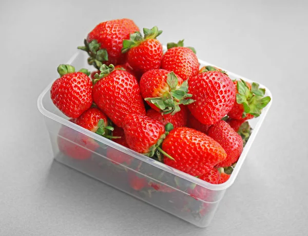 Fragole in contenitore alimentare — Foto Stock