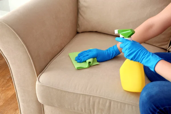 Young woman cleaning room — Stock Photo, Image