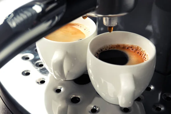 Membuat espresso dalam mesin kopi — Stok Foto