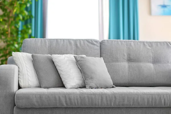 Нові затишному дивані — стокове фото