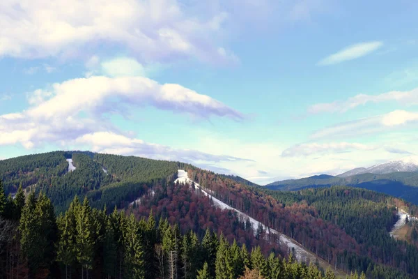 Bellissimo paesaggio con montagne — Foto Stock