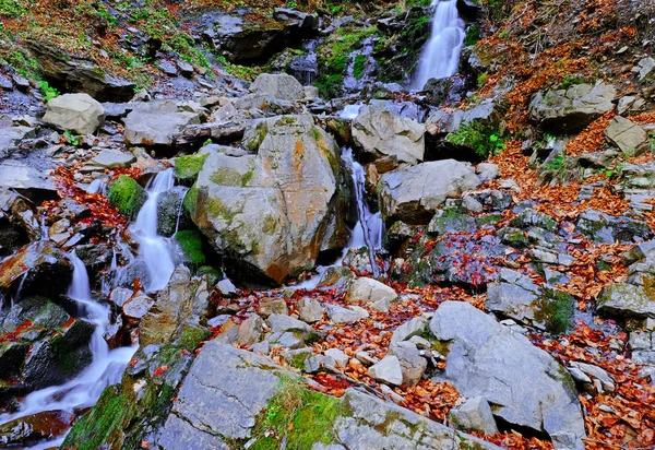 Córrego de montanha e pedras grandes — Fotografia de Stock