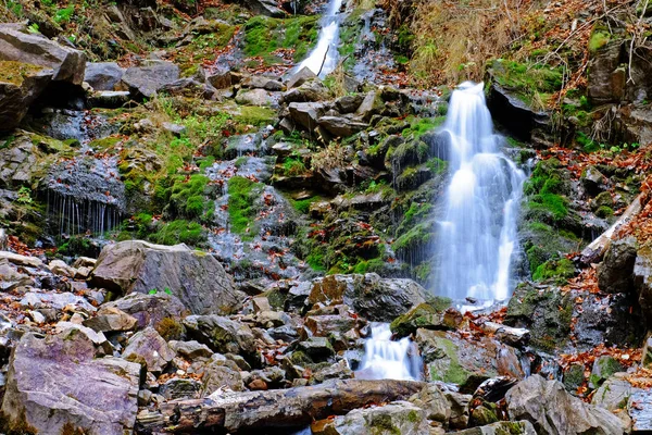 Piękny wodospad i kamienie — Zdjęcie stockowe
