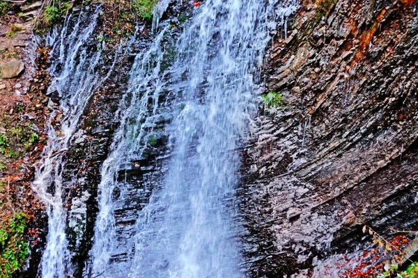 Hermosa cascada en las montañas — Foto de Stock