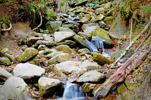 Córrego de montanha e pedras grandes — Fotografia de Stock