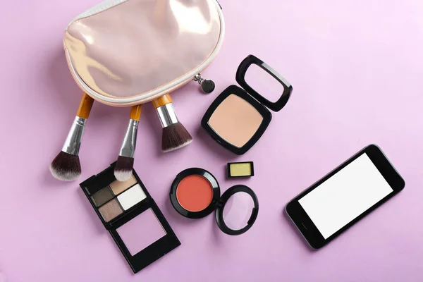 Bolsa de maquillaje con cosméticos decorativos — Foto de Stock