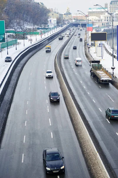 Vista della strada cittadina con auto — Foto Stock