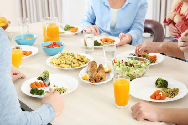 Aile yemek yiyor. — Stok fotoğraf