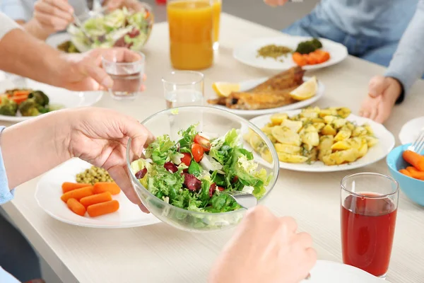 Aile yemek yiyor. — Stok fotoğraf