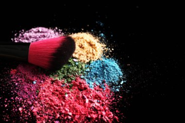 Fırça ve göz gölgeler oluşturan