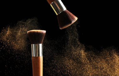 Makyaj fırçaları tozu ile 