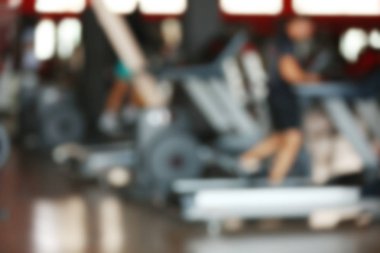 Ekipmanlı bir spor salonu.