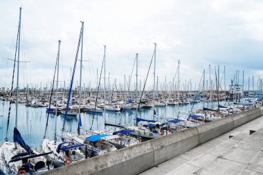 Büyük liman ile demirli yatlar