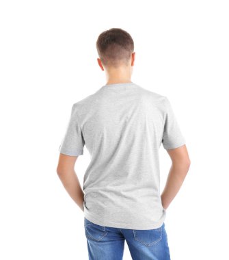 Genç adam boş t-shirt