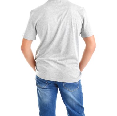 Genç adam boş t-shirt