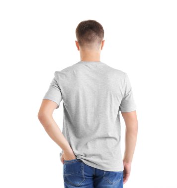Genç adam boş t-shirt