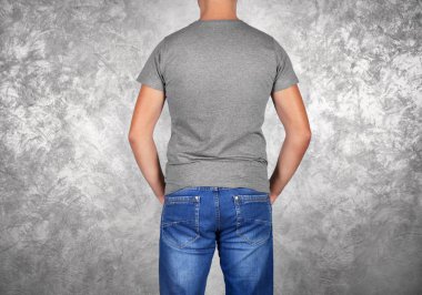 Genç adam boş t-shirt