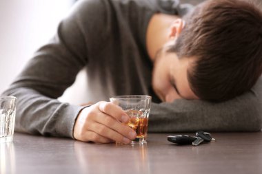 sarhoş adam araba anahtarı ve alkollü içecek bar, yakın çekim, yok içki ve sürücü kavramı