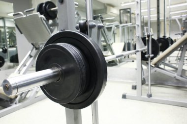 Spor salonunda egzersiz donanımları