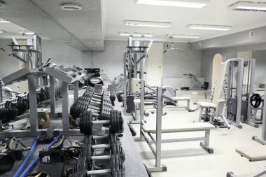 Spor salonunda egzersiz donanımları
