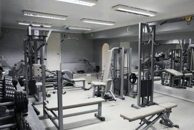 Spor salonunda egzersiz donanımları